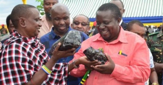 عامل منجم يصبح مليونيرا بعد العثور على أكبر حجري تنزانيت في تنزانيا